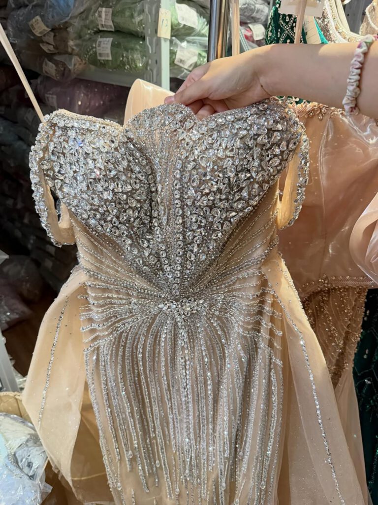 Nove Dress nude Meerjungfrau Abendkleid mit Perlenstickerei und schulterfreiem Schnitt