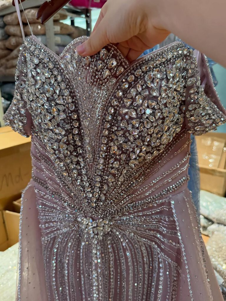 Nove Dress nude Meerjungfrau Abendkleid mit Perlenstickerei und schulterfreiem Schnitt