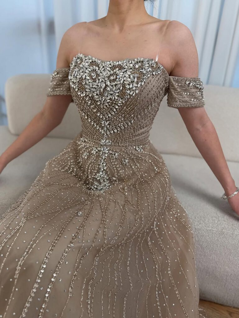 Nove Dress nude A-Linie Abendkleid mit Perlenstickerei und trägerlosem Schnitt im arabischen - Look 2