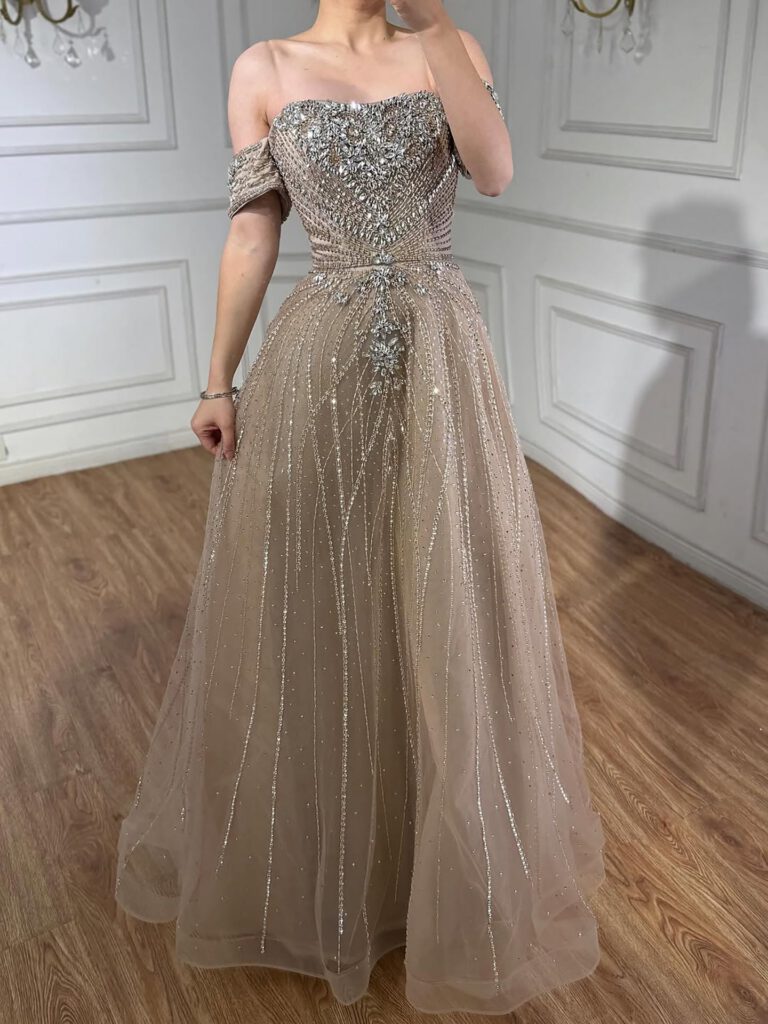 Nove Dress nude A-Linie Abendkleid mit Perlenstickerei und trägerlosem Schnitt im arabischen - Look 2
