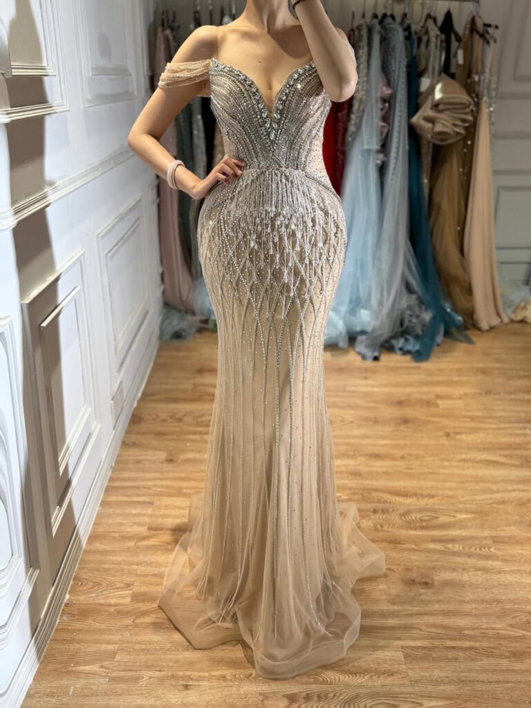 Nove Dress nude Meerjungfrau Abendkleid mit Perlenstickerei, Tüll und schulterfreiem Schnitt