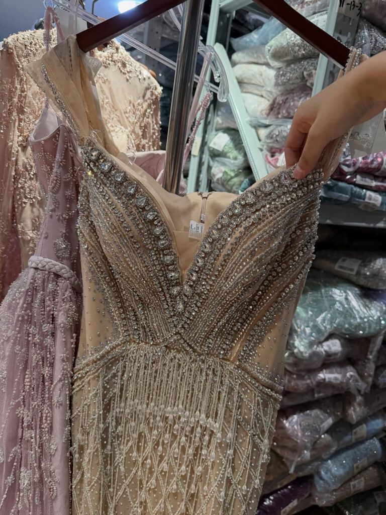 Nove Dress nude Meerjungfrau Abendkleid mit Perlenstickerei, Tüll und schulterfreiem Schnitt