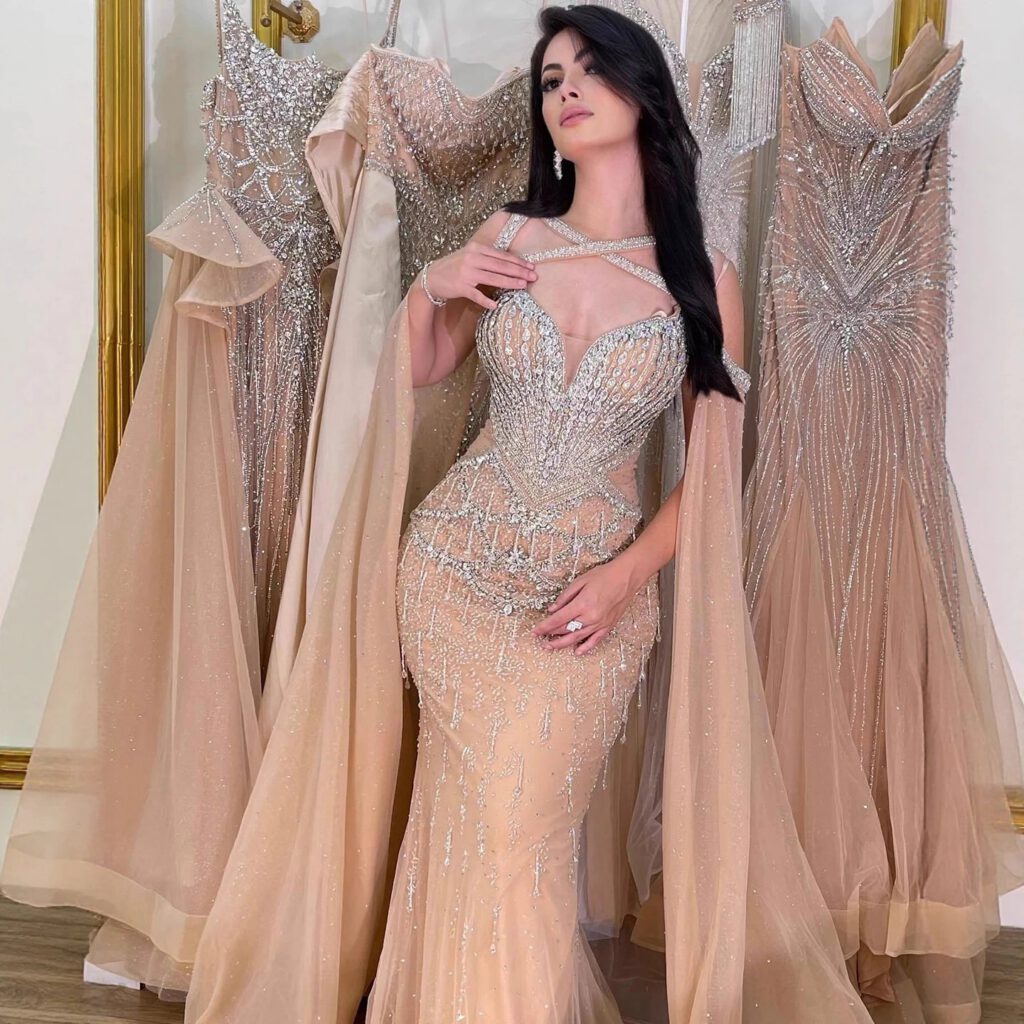 Nove Dress nude Abendkleid mit Kristallbesatz und Cape-Ärmeln