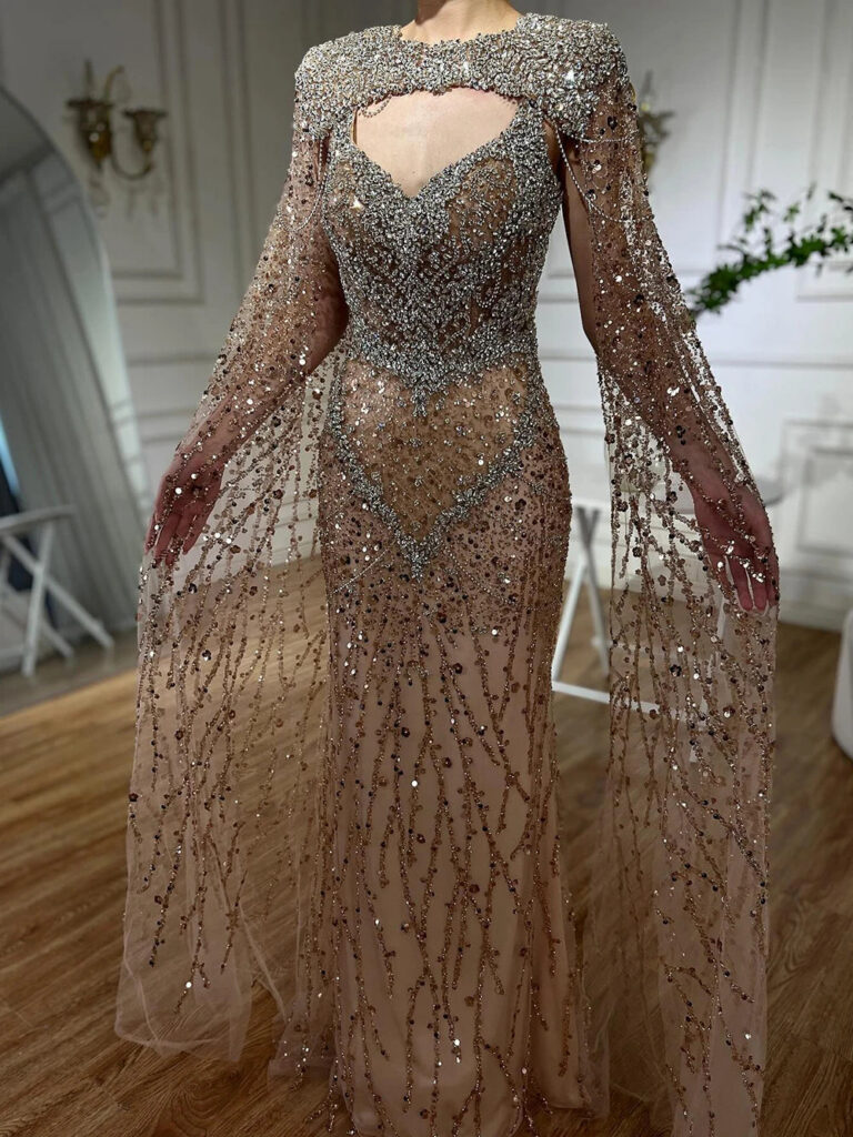 Nove Dress nude Abendkleid mit Kristallbesatz, Cape-Ärmeln und Überrock