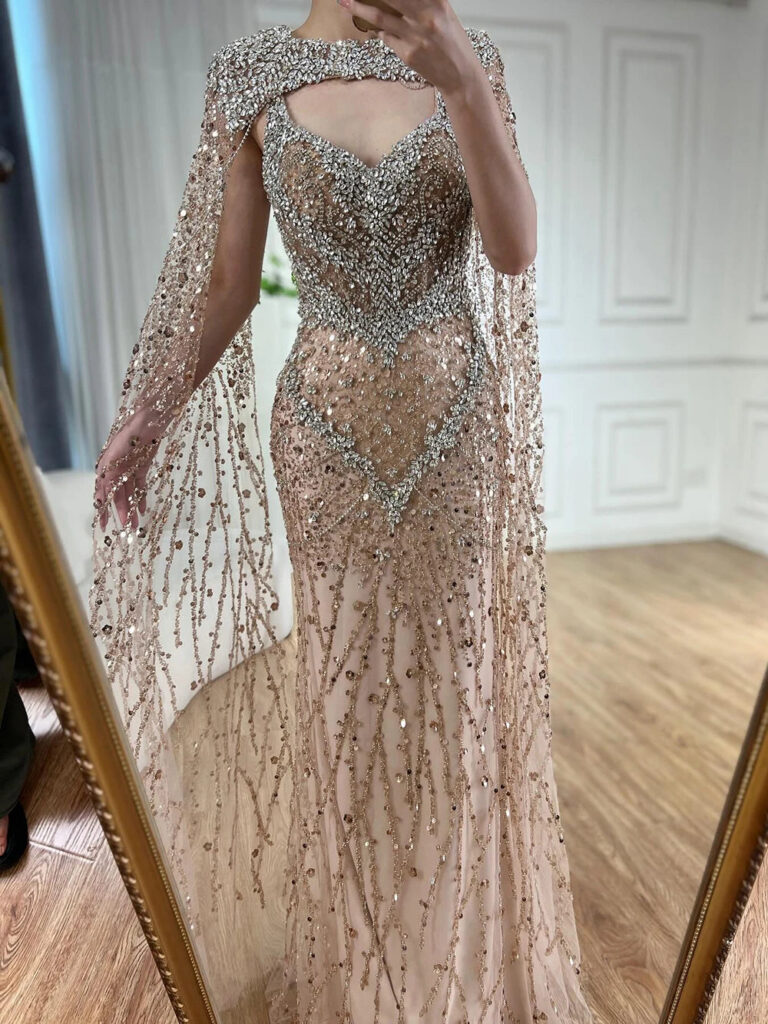 Nove Dress nude Abendkleid mit Kristallbesatz, Cape-Ärmeln und Überrock