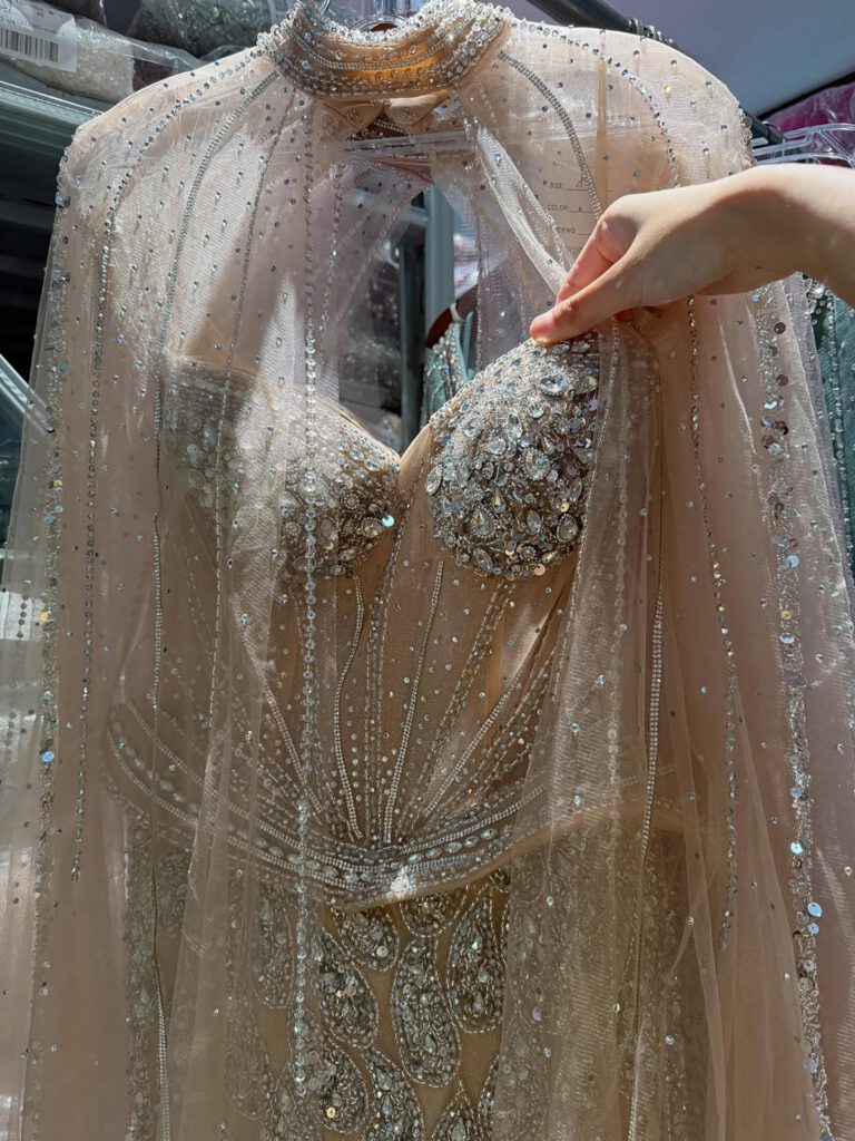 Nove Dress nude Meerjungfrau Abendkleid mit Kristallbesatz und hochgeschlossen