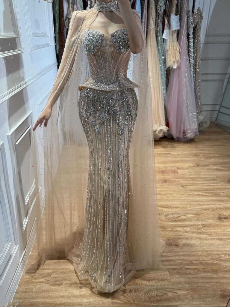 Nove Dress nude Meerjungfrau Abendkleid mit Kristallbesatz und hochgeschlossen