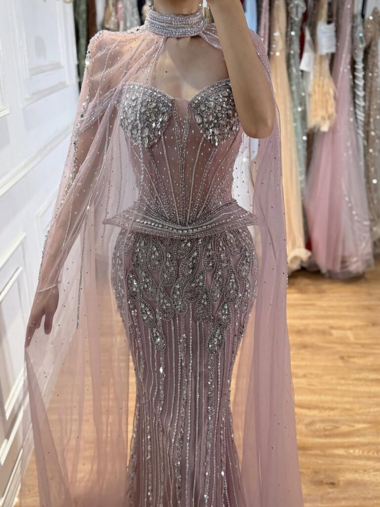 Nove Dress nude Meerjungfrau Abendkleid mit Kristallbesatz und hochgeschlossen
