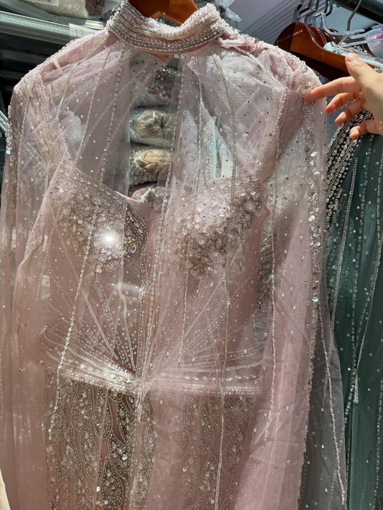 Nove Dress nude Meerjungfrau Abendkleid mit Kristallbesatz und hochgeschlossen