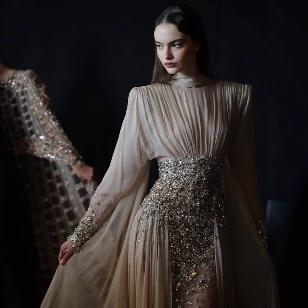 Nove Dress nude Abendkleid mit Kristallbesatz und langen Ärmeln