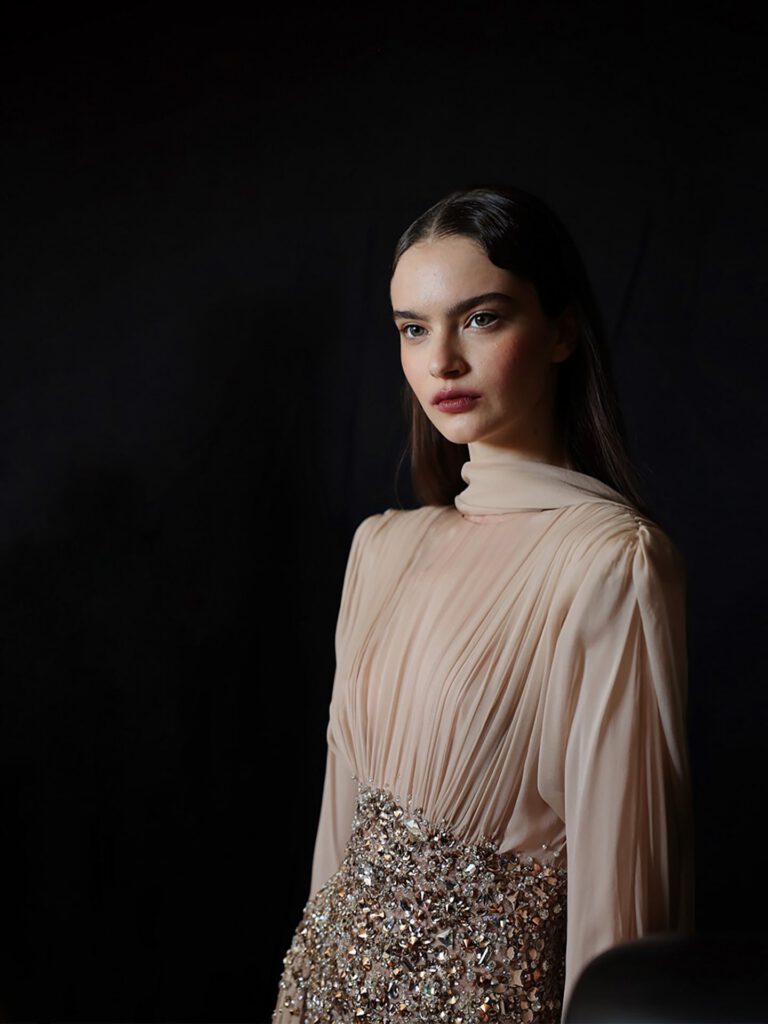 Nove Dress nude Abendkleid mit Kristallbesatz und langen Ärmeln