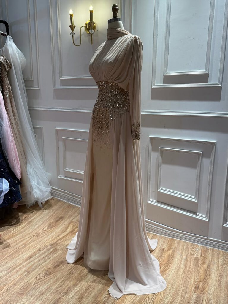 Nove Dress nude Abendkleid mit Kristallbesatz und langen Ärmeln