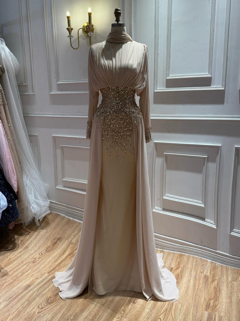 Nove Dress nude Abendkleid mit Kristallbesatz und langen Ärmeln