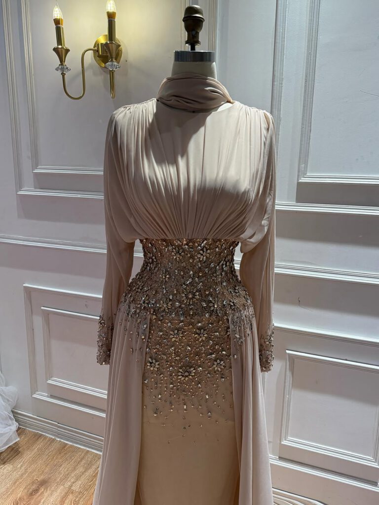 Nove Dress nude Abendkleid mit Kristallbesatz und langen Ärmeln