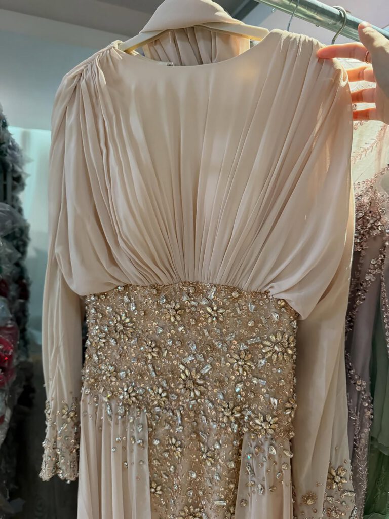 Nove Dress nude Abendkleid mit Kristallbesatz und langen Ärmeln