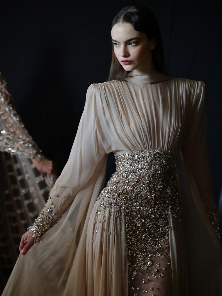 Nove Dress nude Abendkleid mit Kristallbesatz und langen Ärmeln