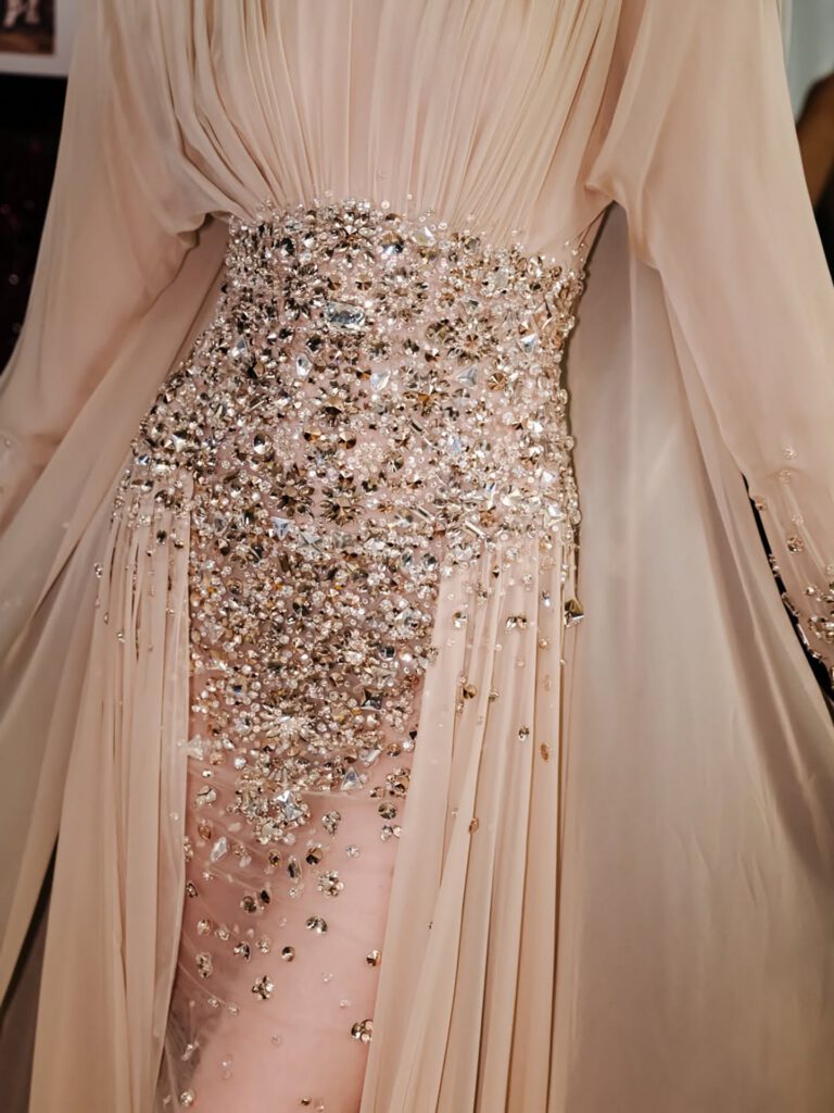 Nove Dress nude Abendkleid mit Kristallbesatz und langen Ärmeln