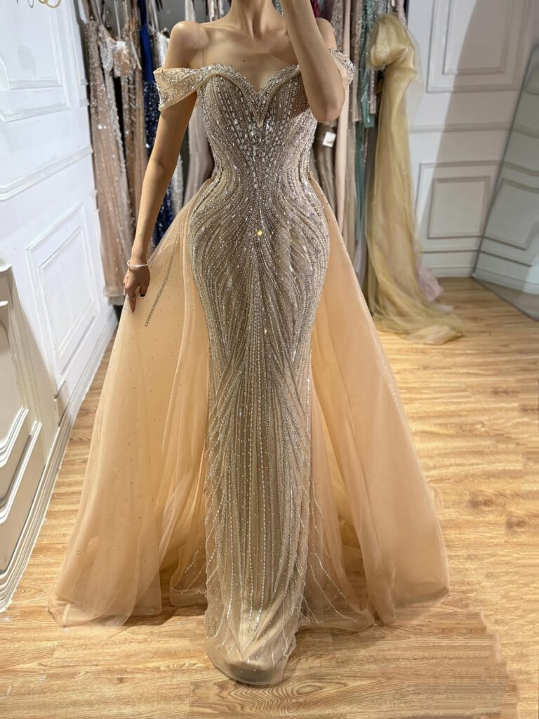 Nove Dress nude Meerjungfrau Abendkleid mit Kristallbesatz und schulterfreiem Schnitt - Look 2