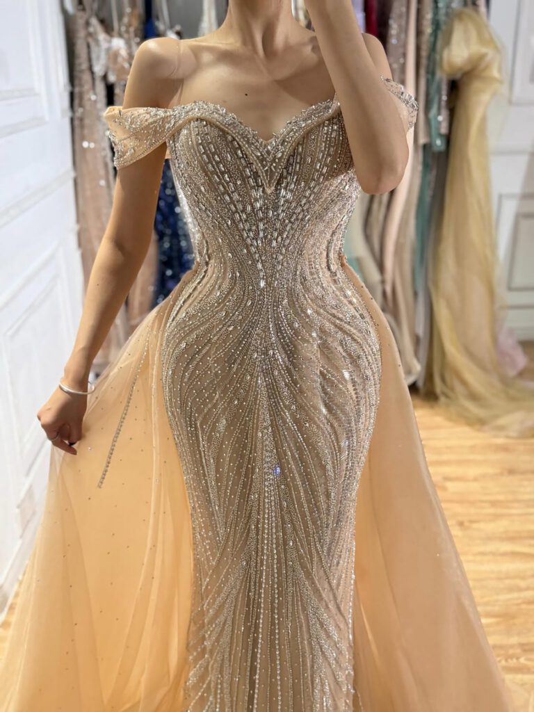 Nove Dress nude Meerjungfrau Abendkleid mit Kristallbesatz und schulterfreiem Schnitt - Look 2
