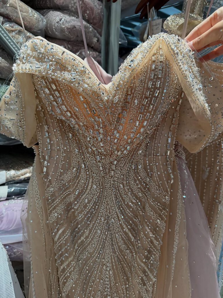 Nove Dress nude Meerjungfrau Abendkleid mit Kristallbesatz und schulterfreiem Schnitt - Look 2