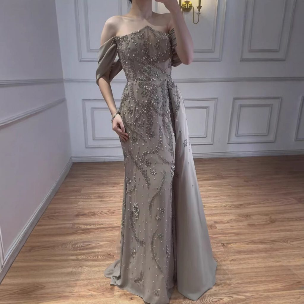 Nove Dress nude Meerjungfrau Abendkleid mit Perlenbesatz, Überrock und schulterfreiem Schnitt