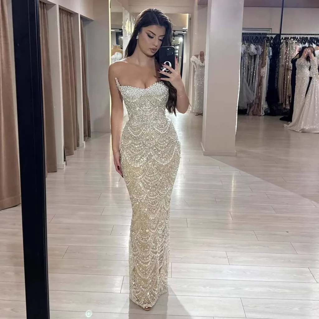 Nove Dress nude Meerjungfrau Abendkleid mit Perlenbesatz und trägerlosem Schnitt im arabischen