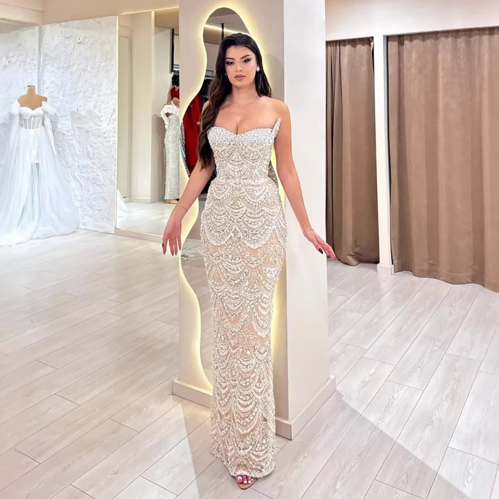 Nove Dress nude Meerjungfrau Abendkleid mit Perlenbesatz und trägerlosem Schnitt im arabischen