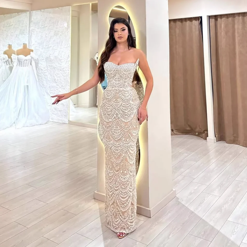 Nove Dress nude Meerjungfrau Abendkleid mit Perlenbesatz und trägerlosem Schnitt im arabischen