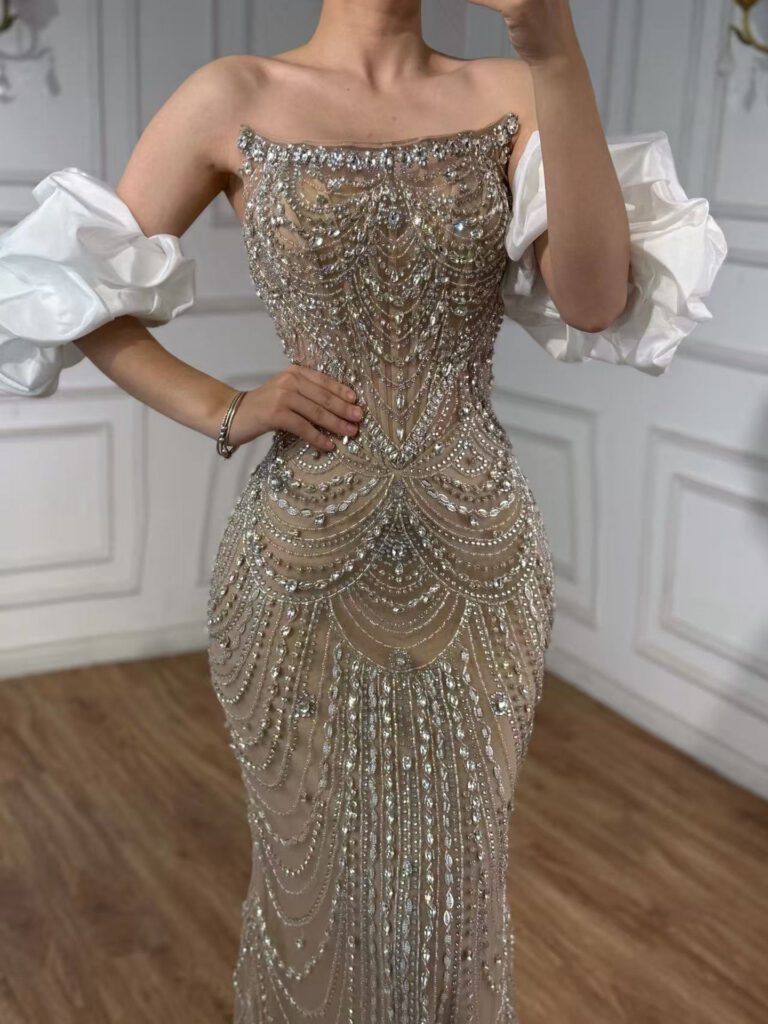Nove Dress Abendkleid mit Perlenbesatz
