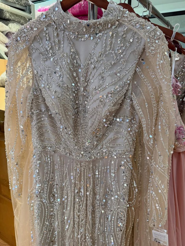 Nove Dress rosa Abendkleid mit Perlenstickerei im Modest-Stil