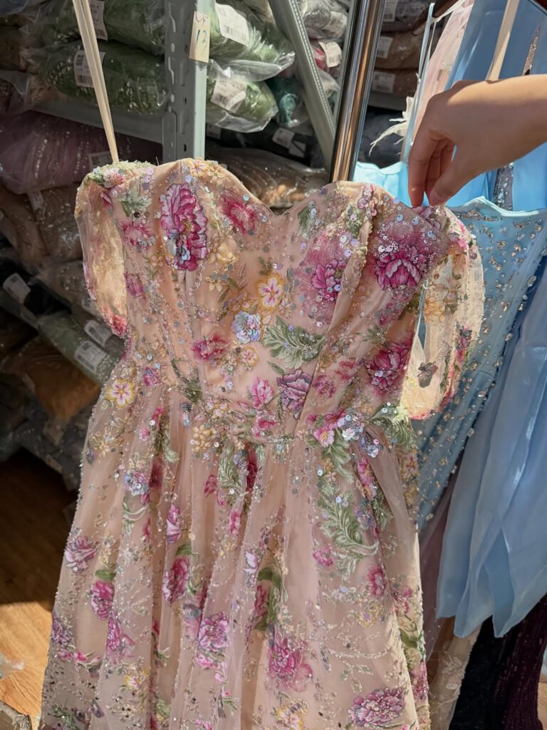 Nove Dress rosa A-Linie Abendkleid mit Perlenstickerei und trägerlosem Schnitt