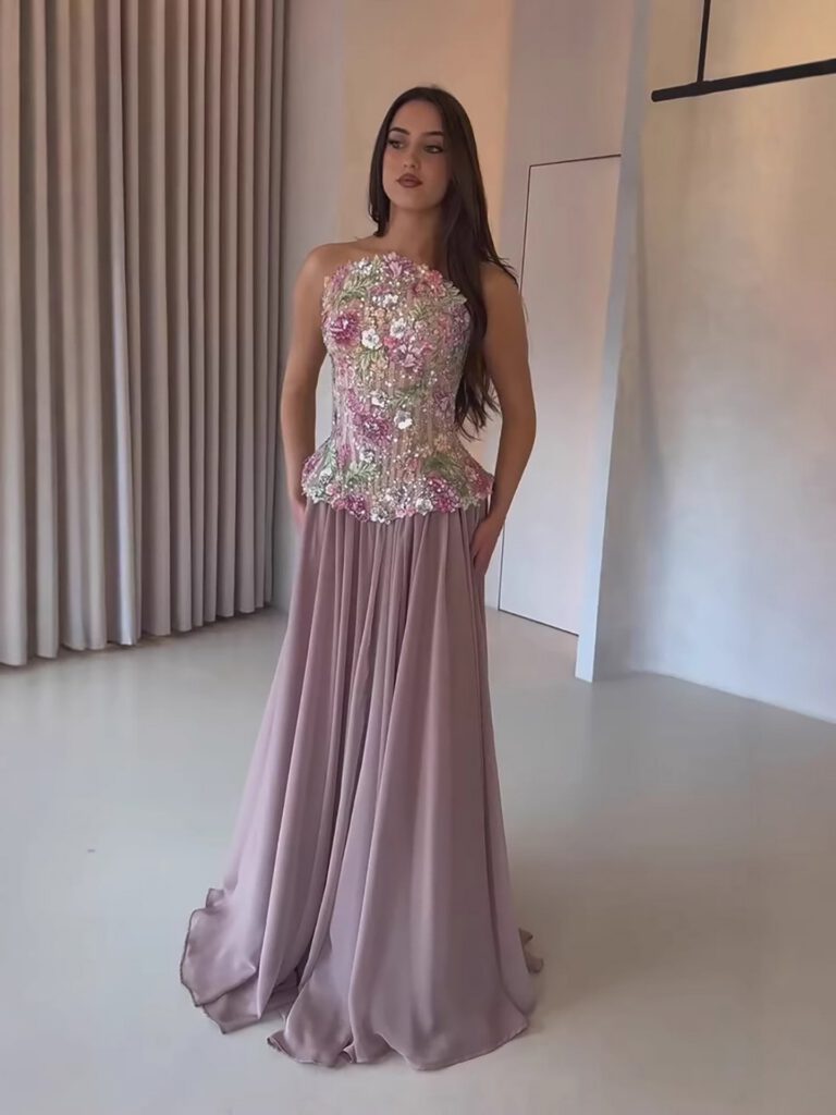 Nove Dress roze avondjurk met borduurwerk en strapless