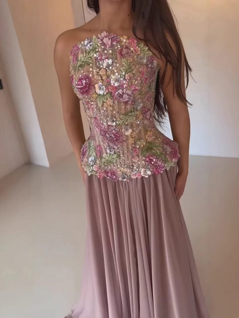 Nove Dress roze avondjurk met borduurwerk en strapless
