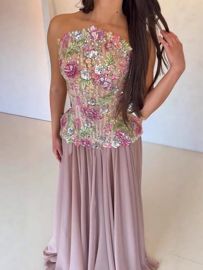 Nove Dress roze avondjurk met borduurwerk en strapless