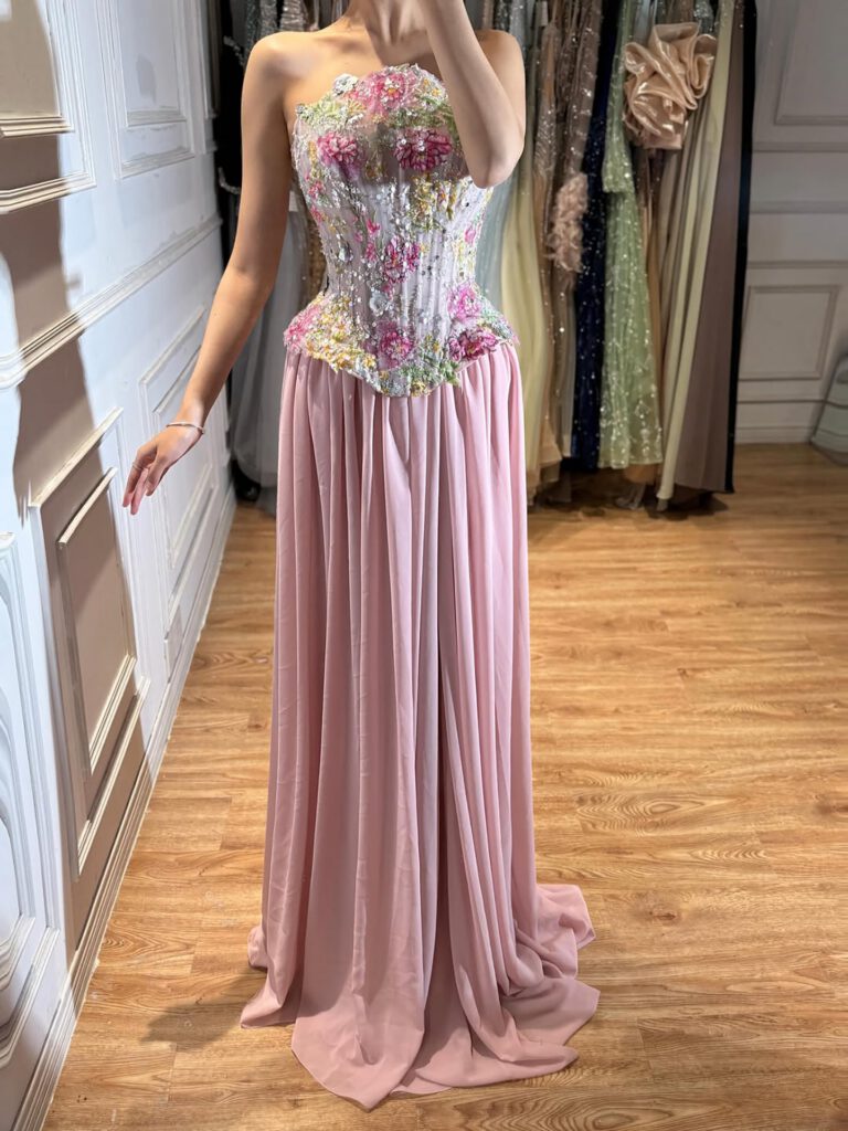 Nove Dress roze avondjurk met borduurwerk en strapless