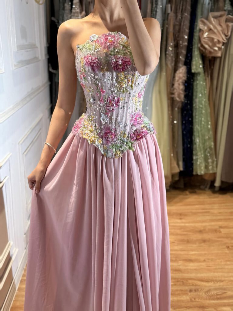 Nove Dress roze avondjurk met borduurwerk en strapless