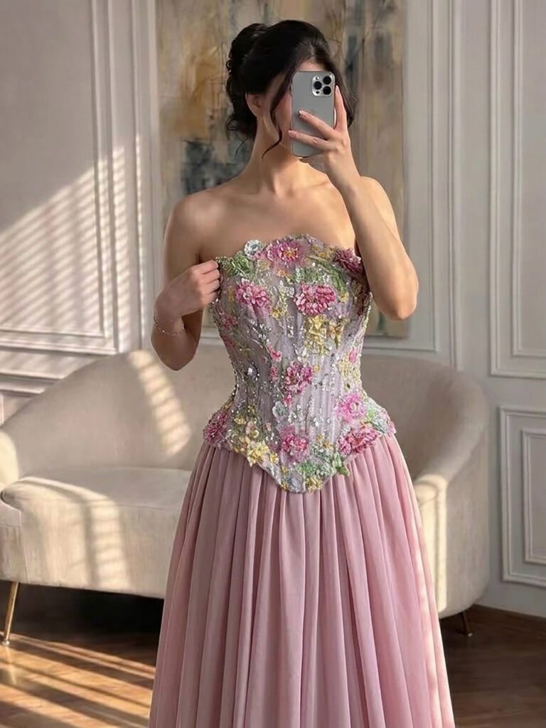 Nove Dress roze avondjurk met borduurwerk en strapless