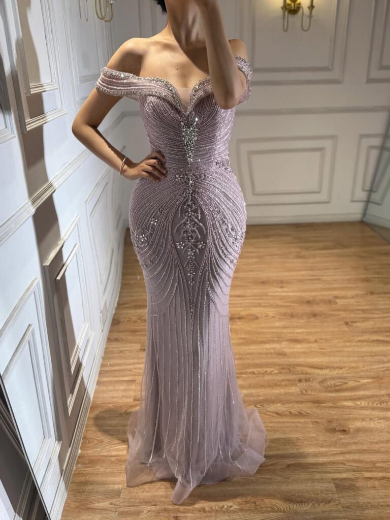 Nove Dress rosa Meerjungfrau Abendkleid mit Perlenstickerei und trägerlosem Schnitt