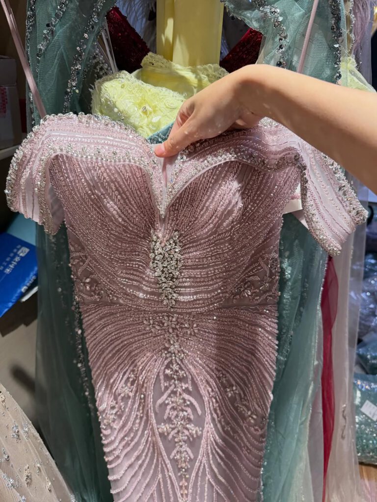 Nove Dress rosa Meerjungfrau Abendkleid mit Perlenstickerei und trägerlosem Schnitt
