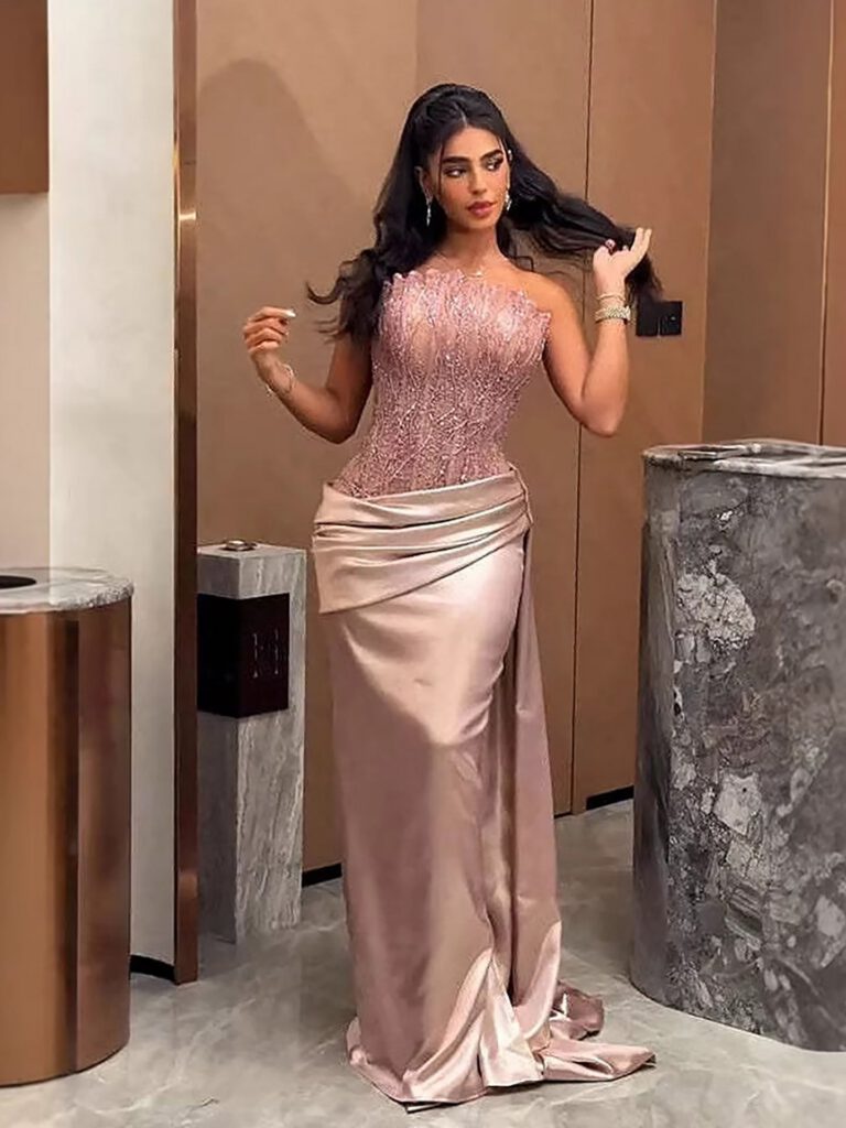 Nove Dress rosa Meerjungfrau Abendkleid mit Perlenstickerei und trägerlosem Schnitt