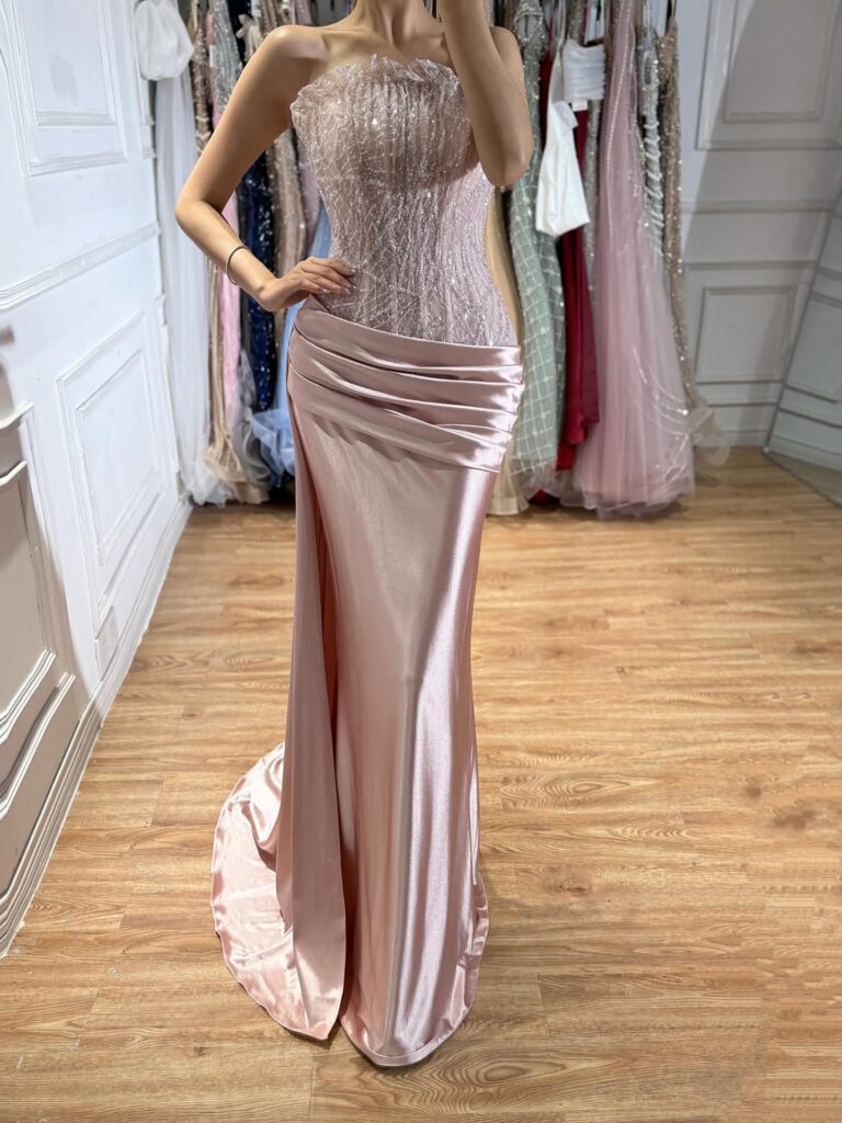 Nove Dress rosa Meerjungfrau Abendkleid mit Perlenstickerei und trägerlosem Schnitt