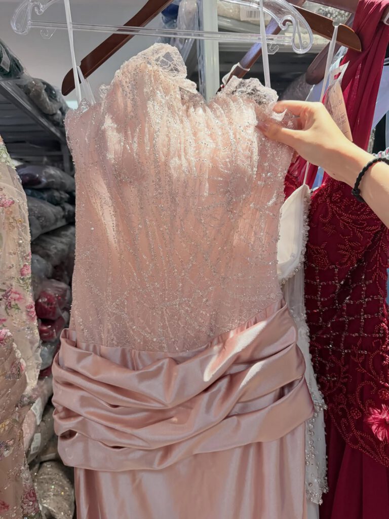 Nove Dress rosa Meerjungfrau Abendkleid mit Perlenstickerei und trägerlosem Schnitt