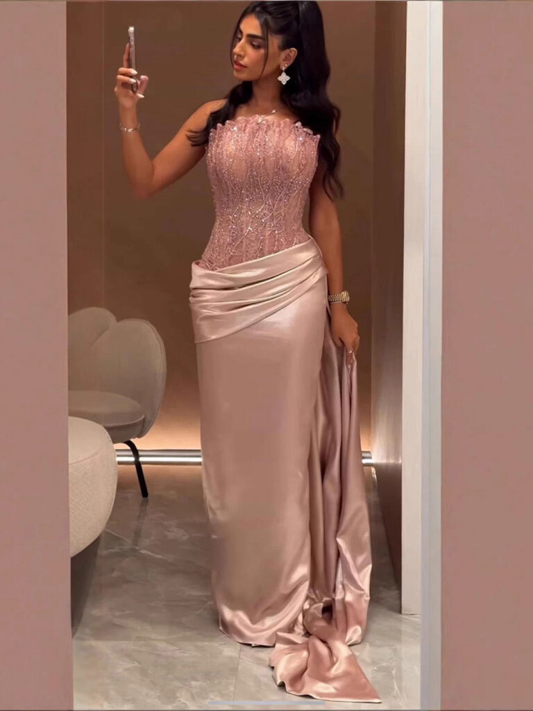 Nove Dress rosa Meerjungfrau Abendkleid mit Perlenstickerei und trägerlosem Schnitt