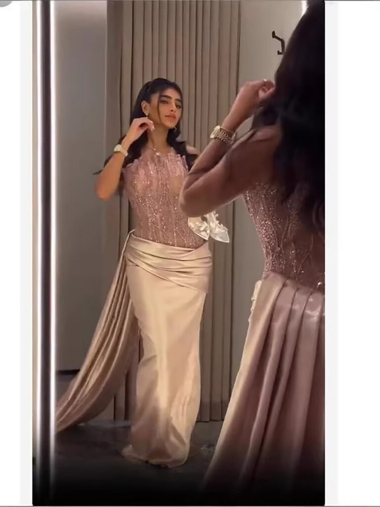 Nove Dress rosa Meerjungfrau Abendkleid mit Perlenstickerei und trägerlosem Schnitt