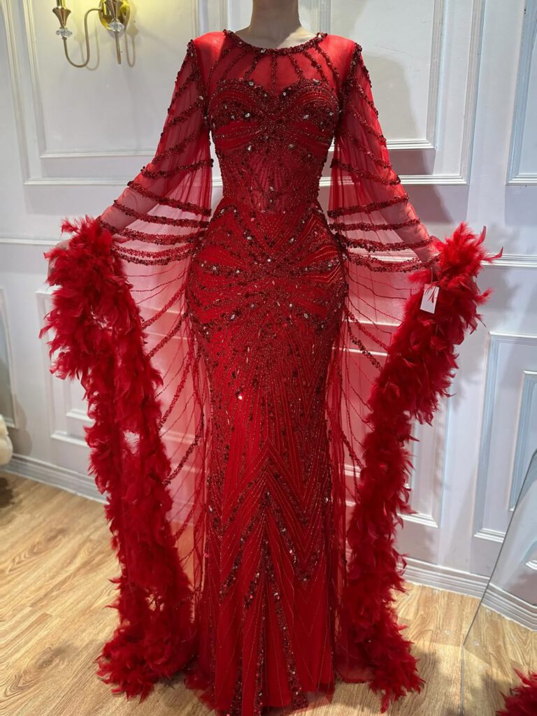 Nove Dress فستان سهرة وردي حورية البحر ريش أكمام كيب محتشم