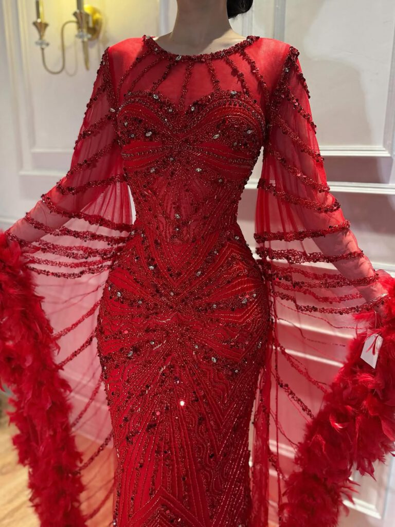 Nove Dress فستان سهرة وردي حورية البحر ريش أكمام كيب محتشم