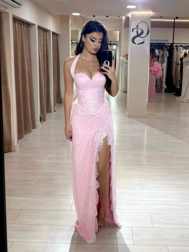 Nove Dress فستان سهرة وردي دانتيل فتحة عالية ياقة هالتر عربي