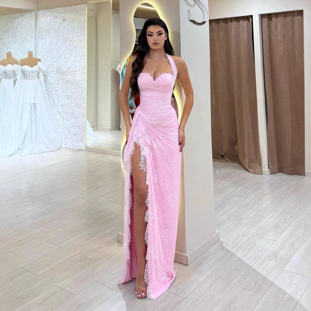 Nove Dress فستان سهرة وردي دانتيل فتحة عالية ياقة هالتر عربي