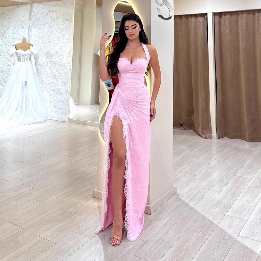Nove Dress فستان سهرة وردي دانتيل فتحة عالية ياقة هالتر عربي