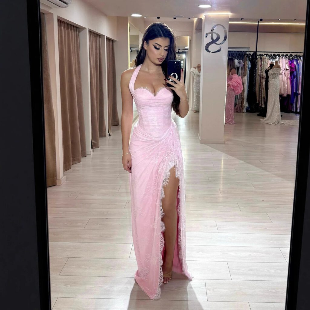 Nove Dress فستان سهرة وردي دانتيل فتحة عالية ياقة هالتر عربي